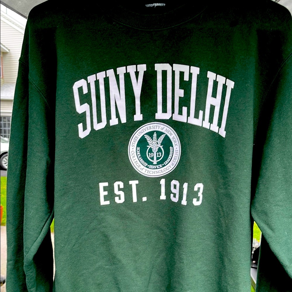 Classic Green Crewneck Sweater for Everyday Comfort